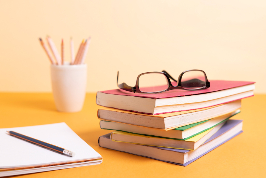 Reportagem menciona os preços altos de livros didáticos no setor privado | © Freepik Reportagem menciona os preços altos de livros didáticos no setor privado | © Freepik
