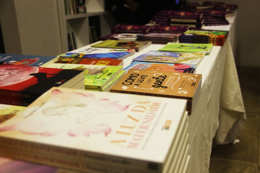 Mesa de livros em evento da Editora InVerso | © Divulgação Mesa de livros em evento da Editora InVerso | © Divulgação