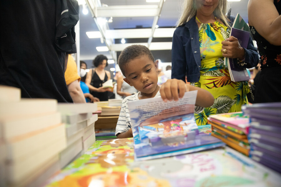 Criança e livro © Filmart Media