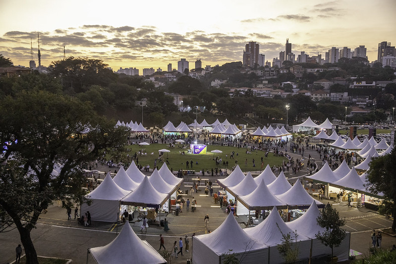 A Feira do Livro é realizada na Praça Charles Miller, em São Paulo | © A Feira do Livro