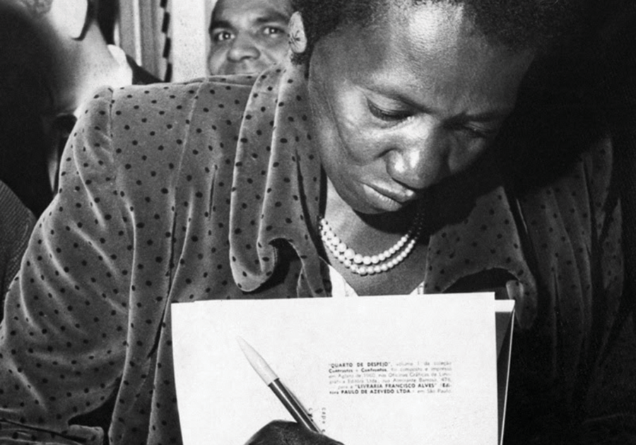 Carolina de Jesus autografando seu livro em 1960 © Acervo FolhaPress / Divulgação IMS