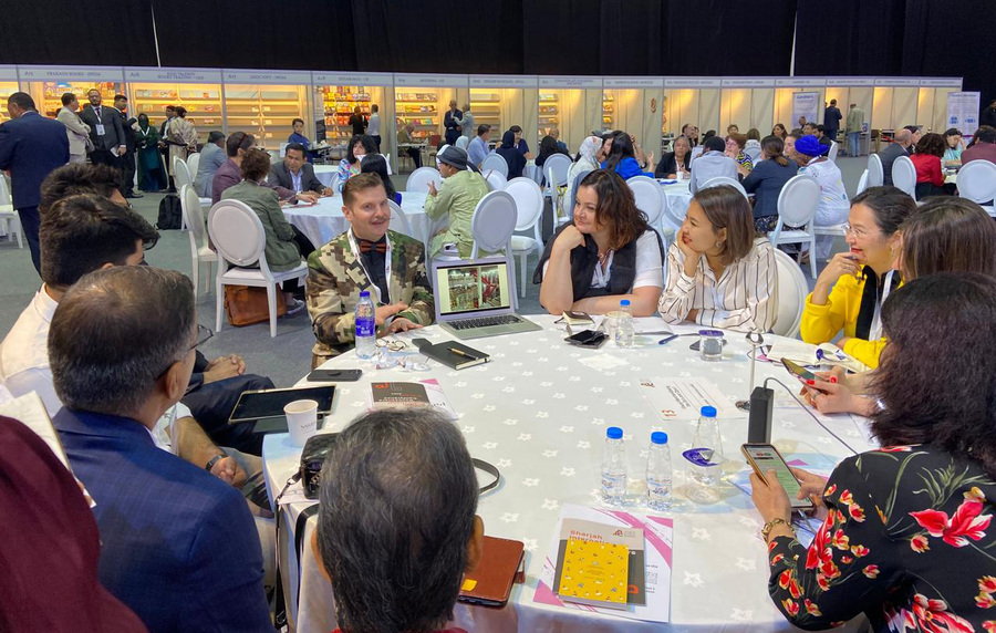Steve Jones em mesa redonda na 3ª Conferência de Livreiros de Sharjah