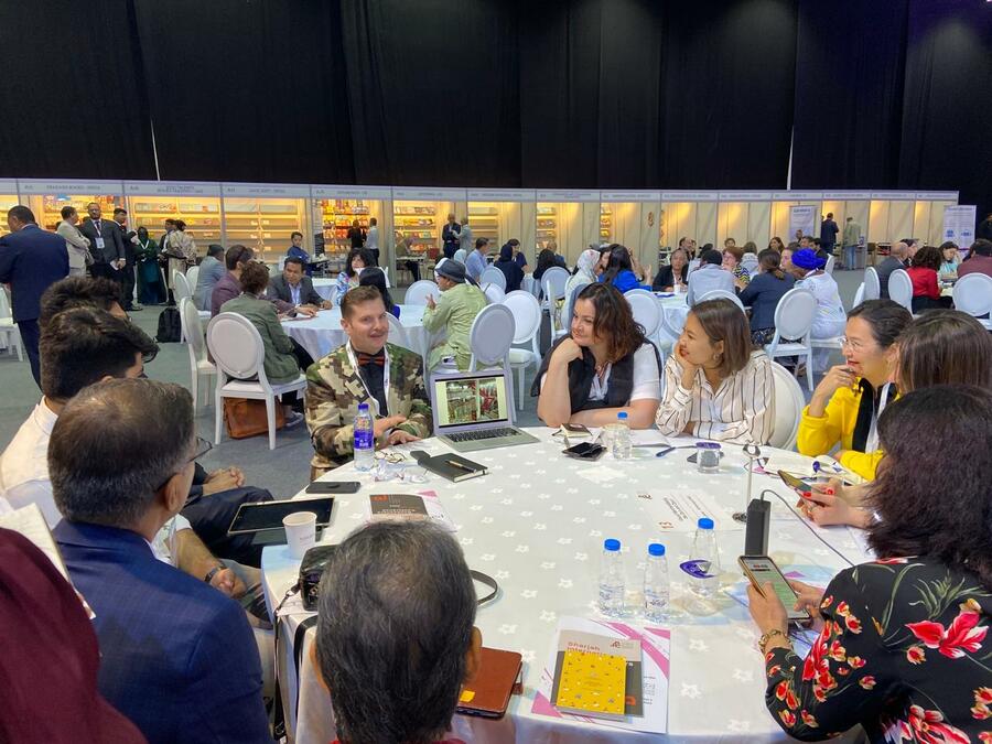 Steve Jones em mesa redonda na 3ª Conferência de Livreiros de Sharjah
