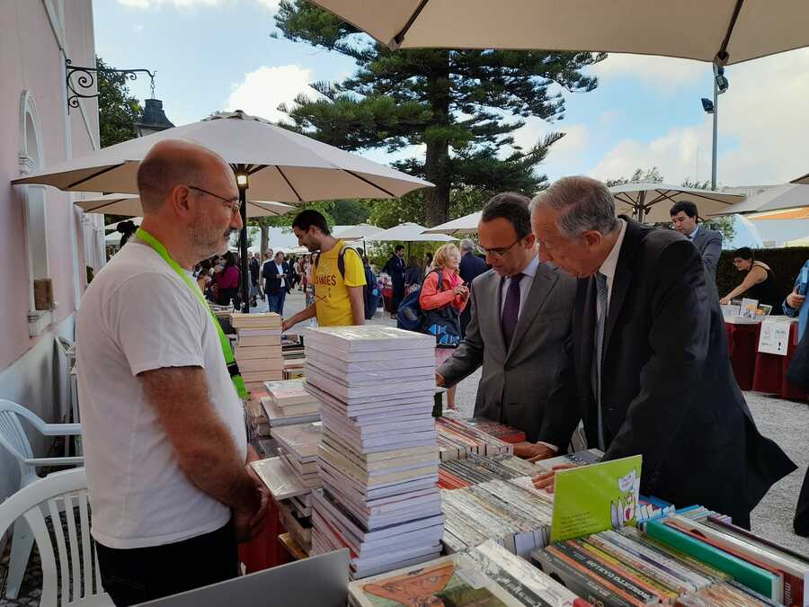 Feira do livro de Belém em 2022. À esquerda Ministro da Cultura Pedro Adão e Silva e o presidente da República Marcelo Rebelo de Sousa vendo e comprando livros brasileiros