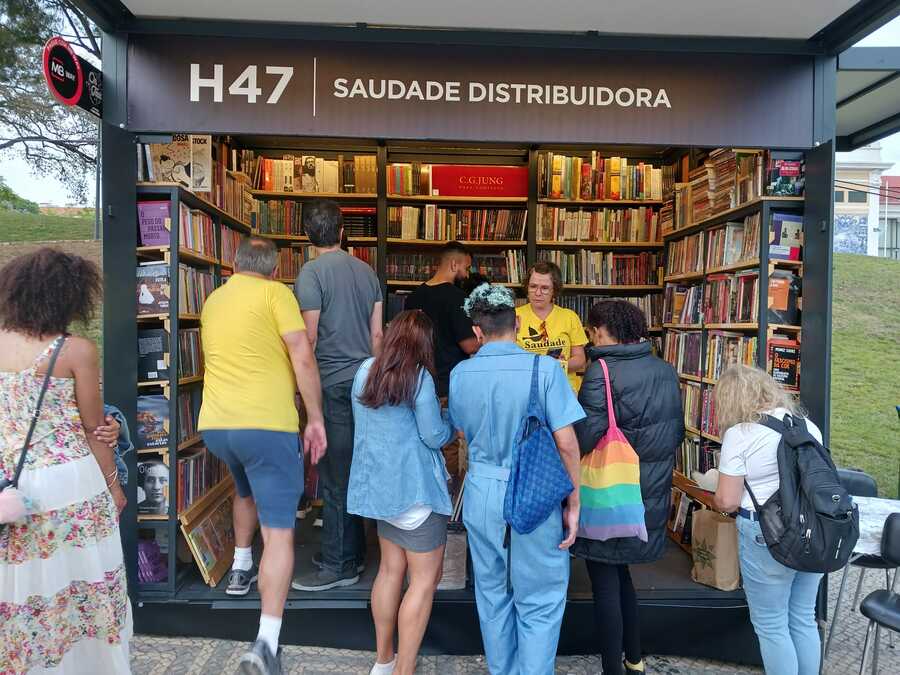 Estande da Saudade na feira do livro de Lisboa em 2023 somente com livros de editoras brasileiras