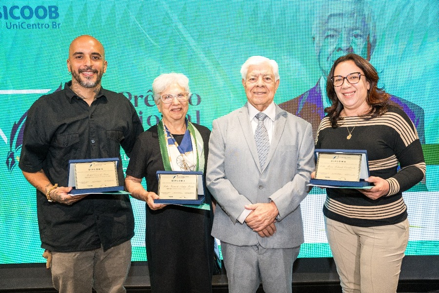 Vencedores da III Edição do Prêmio Nacional de Poesia, realizado em 2023, Michel Paiva, Ledice Pereira e Célia Maria Cavalcante, e o homenageado da edição, o médico Geraldo de Jesus Gonsalves © Arquivo Sicoob UniCentro Br