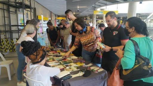 A distribuição dos livros acontece na área externa da Estação Capão Redondo | © Divulgação