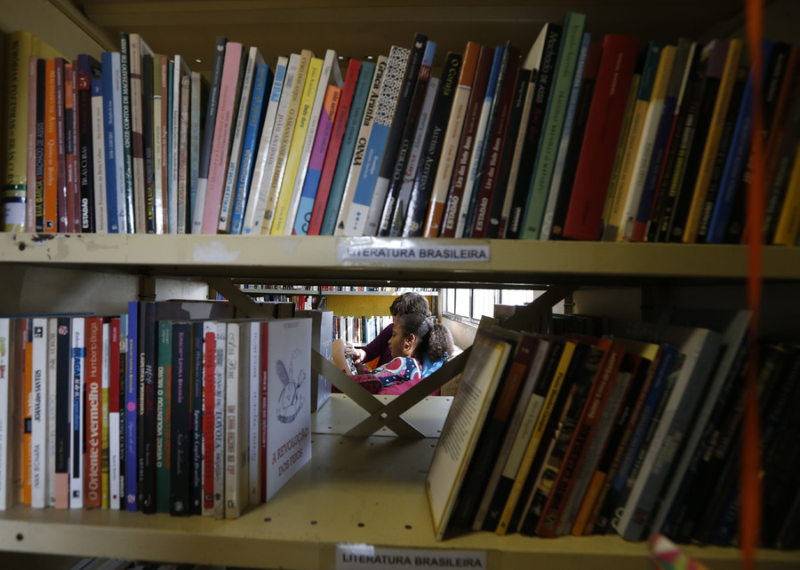 Mediadora de leitura trabalha na Biblioteca Comunitária Djeanne Firmino na Zona Sul de São Paulo | © Paulo Pinto/Agência Brasil