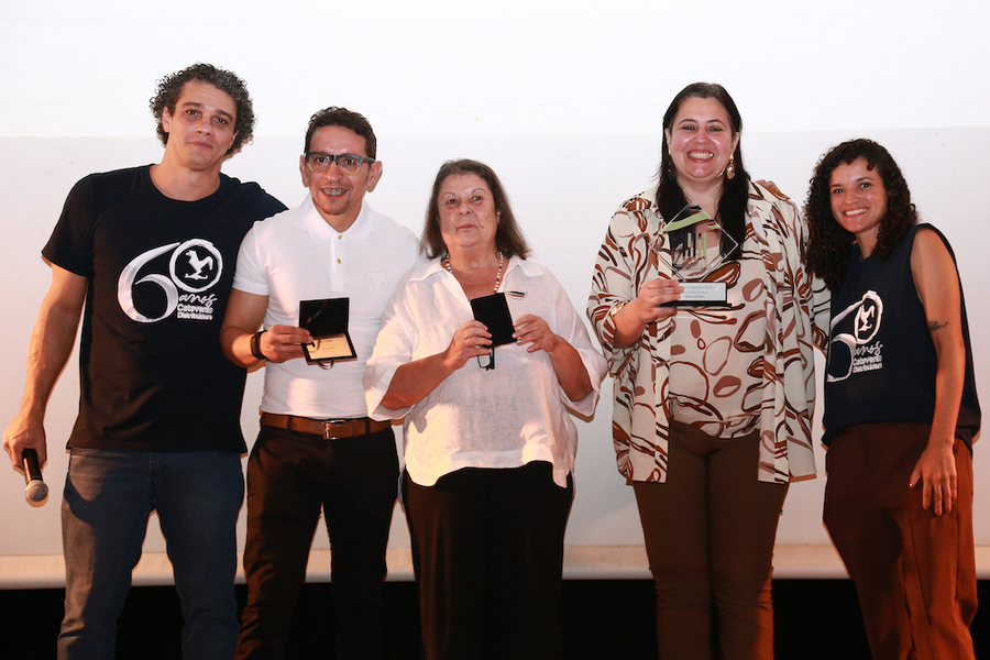Ao centro, os livreiros finalistas da categoria no Prêmio Catavento | © Jedson Santos
