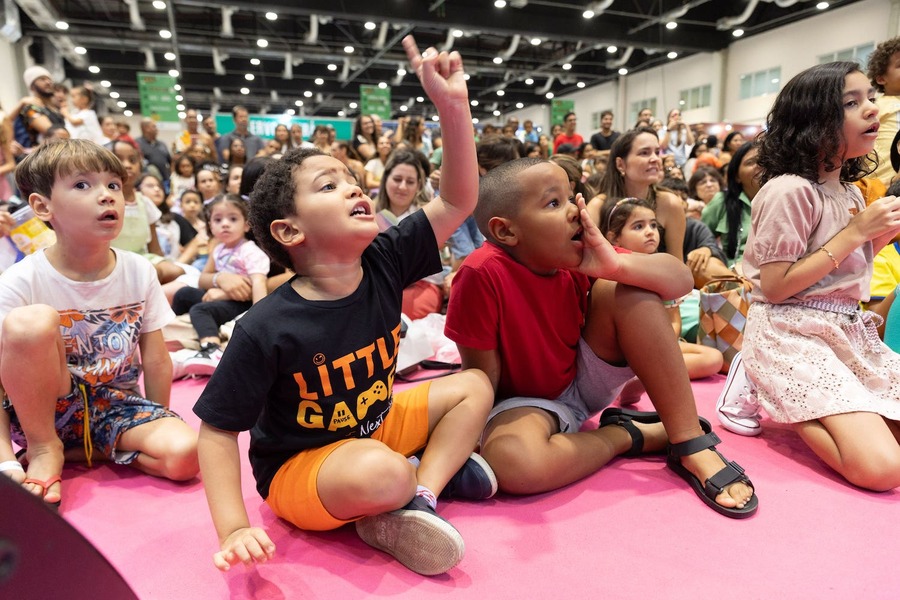 Crianças no espaço infantil Janelas Encantadas, da Bienal do Livro Bahia 2024 | © Filmart Crianças no espaço infantil Janelas Encantadas, da Bienal do Livro Bahia 2024 | © Filmart