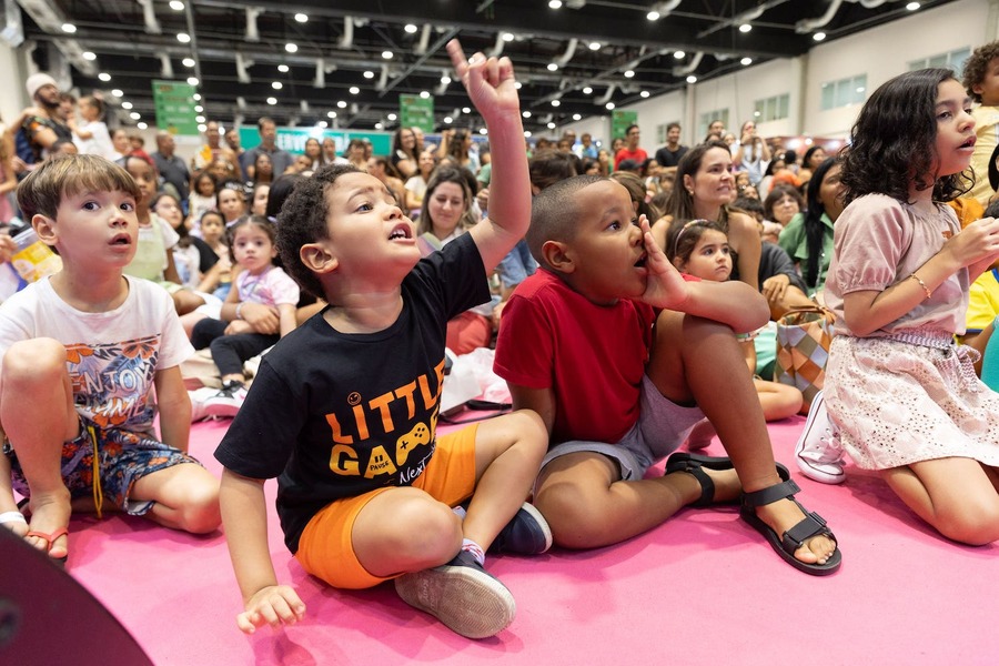 Crianças no espaço infantil Janelas Encantadas, da Bienal do Livro Bahia 2024 | © Filmart