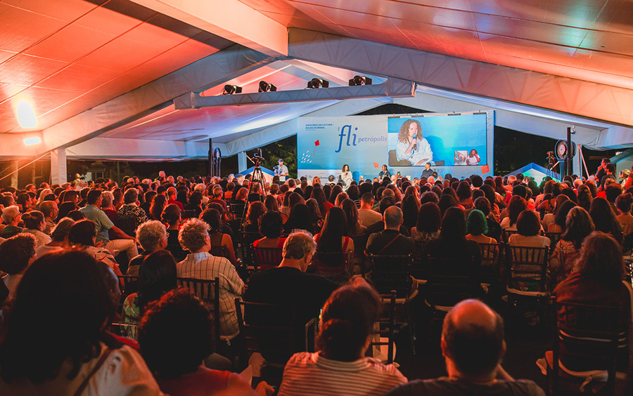 Flipetropolis: mesa com Carla Madeira, Eliana Alvez Cruz e Paulo Scott | © @alnereis