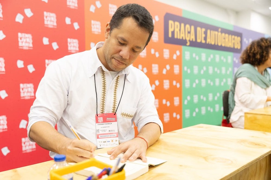 Itamar Vieira Junior autografa na Bienal do Livro Bahia 2024 | © Filmart Itamar Vieira Junior autografa na Bienal do Livro Bahia 2024 | © Filmart