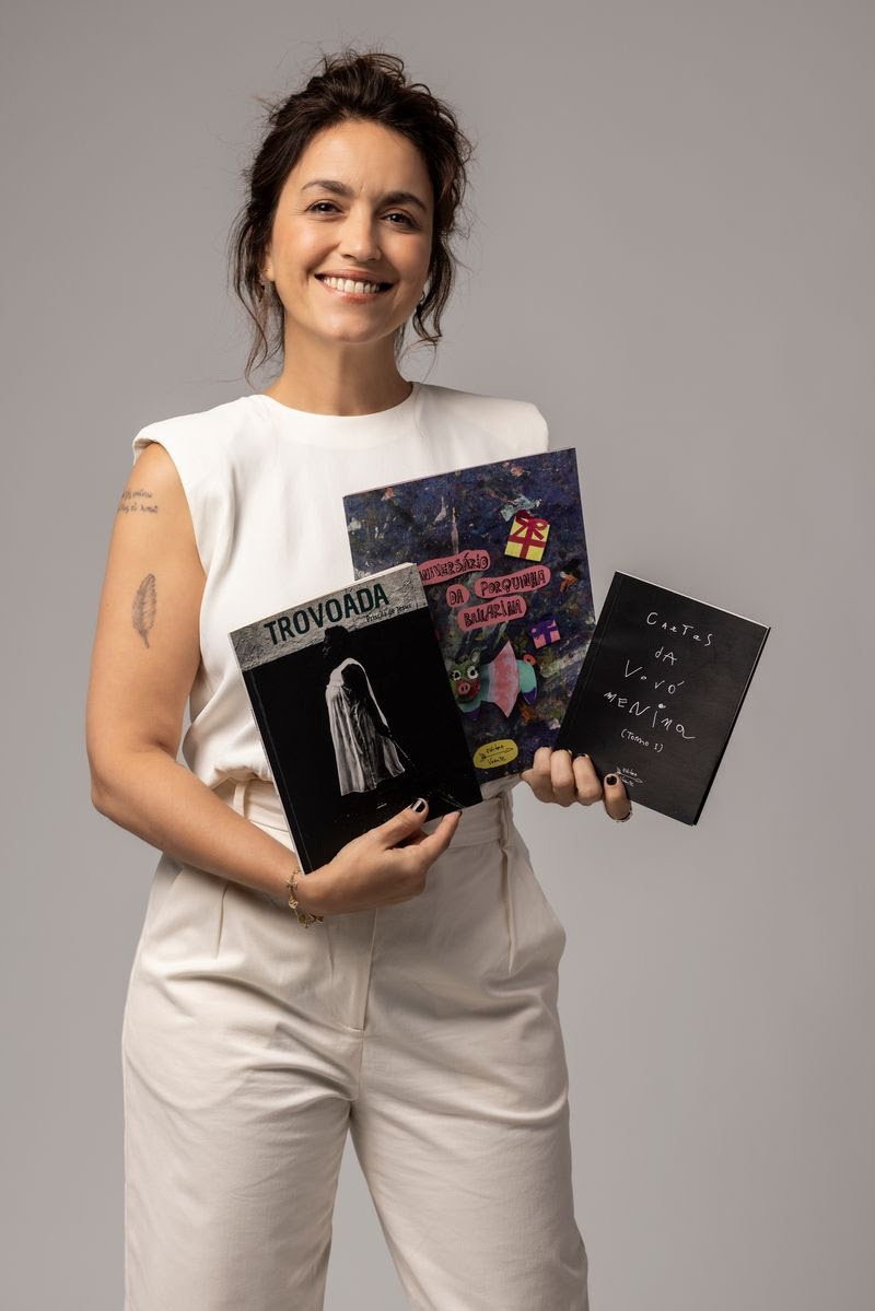 Manuela Dias com os novos livros da Editora Voante | © Divulgação / Jô Ribes