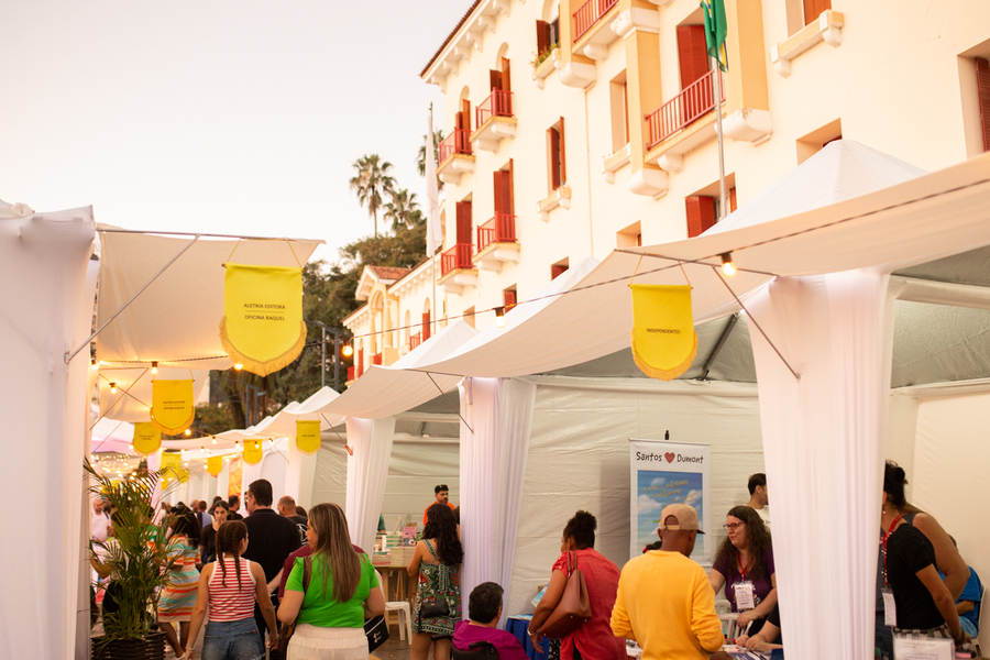 Feira do livro e programação do Flipoços ocorreram em frente ao histórico Palace Hotel | © Bruno Alves Feira do livro e programação do Flipoços ocorreram em frente ao histórico Palace Hotel | © Bruno Alves