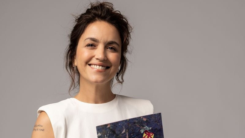 Manuela Dias com os novos livros da Editora Voante | © Divulgação / Jô Ribes