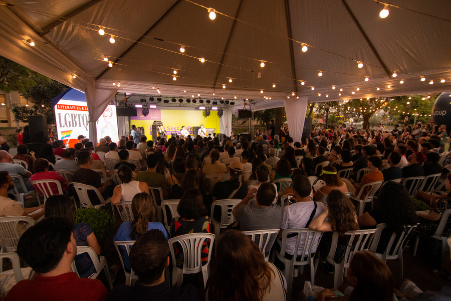Público lotou espaço para ver Guilherme Terreri, criador de Rita Von Hunty | © Bruno Alves Público lotou espaço para ver Guilherme Terreri, criador de Rita Von Hunty | © Bruno Alves