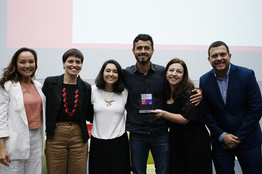 Equipe da MOL Impacto, ao centro; à esquerda, Tatiane Tiemi, CEO do GPTW | © Beatriz Sardinha / PublishNews