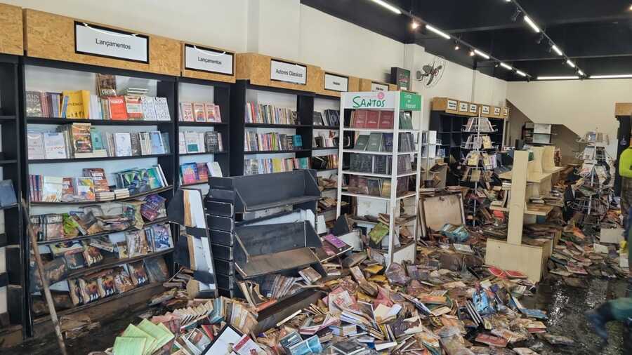 Matriz da Livraria Santos, em Porto Alegre; estragos causados pelas enchentes | © Santos