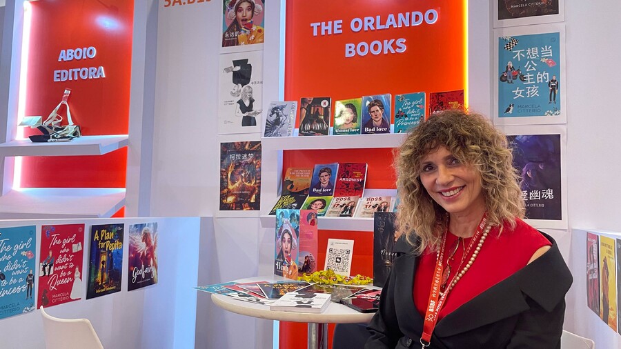 Escritora e editora argentina Marcela Citterio levou os seus livros para Pequim | © Guilherme Sobota/PublishNews Escritora e editora argentina Marcela Citterio levou os seus livros para Pequim | © Guilherme Sobota/PublishNews