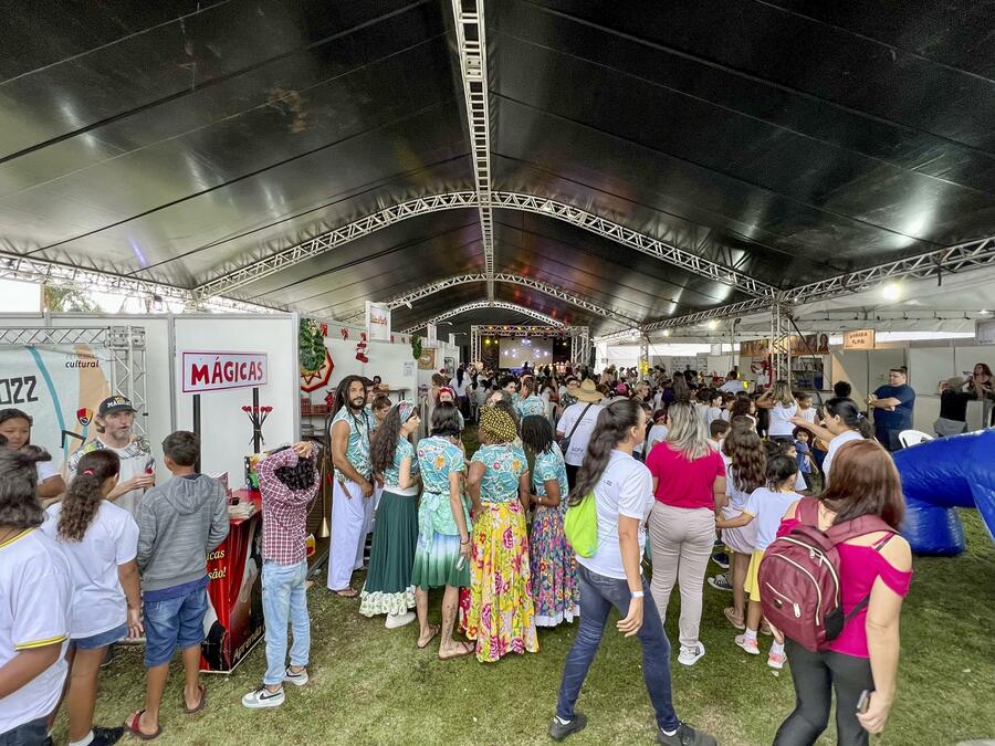 A tenda da Flipiri ficará instalada no Largo da Igreja Matriz de Nossa Senhora do Rosário | © Ana Póvoas A tenda da Flipiri ficará instalada no Largo da Igreja Matriz de Nossa Senhora do Rosário | © Ana Póvoas