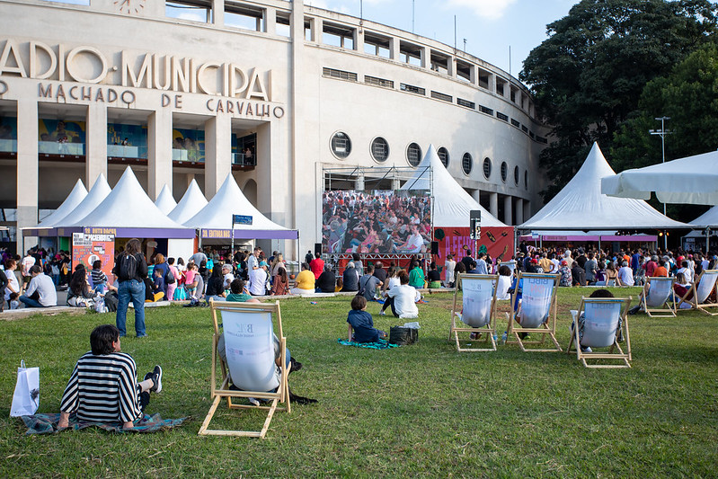 A Feira do Livro reúne leitores, escritores e editoras na Praça Charles Miller, em São Paulo | © Associação Quatro Cinco Um