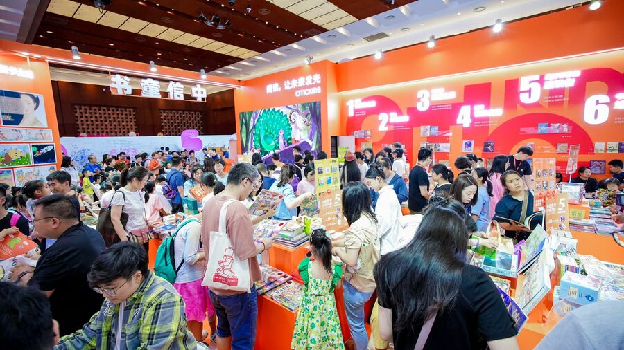 No domingo (23), público da Feira de Pequim era de famílias em busca de livros infantis | © BIBF