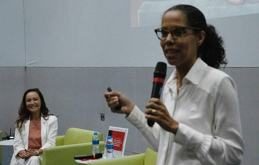 Da esquerda para a direita, Tatiane Tiemi e Naamisis Campos | © Beatriz Sardinha / PublishNews Da esquerda para a direita, Tatiane Tiemi e Naamisis Campos | © Beatriz Sardinha / PublishNews