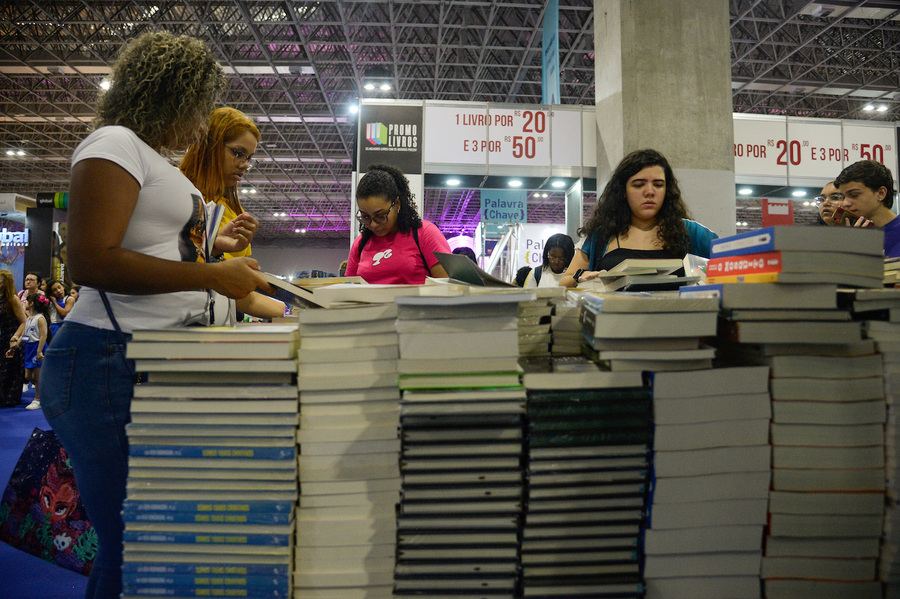 Leitores compram livros na Bienal do Livro Rio 2023 | © Tomaz Silva/Agência Brasil Leitores compram livros na Bienal do Livro Rio 2023 | © Tomaz Silva/Agência Brasil