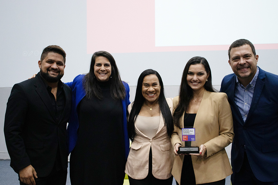 Equipe do Grupo Neiva, com Marina Sobral (de azul) e Ricardo Arcon (à direita) | © Beatriz Sardinha / PublishNews