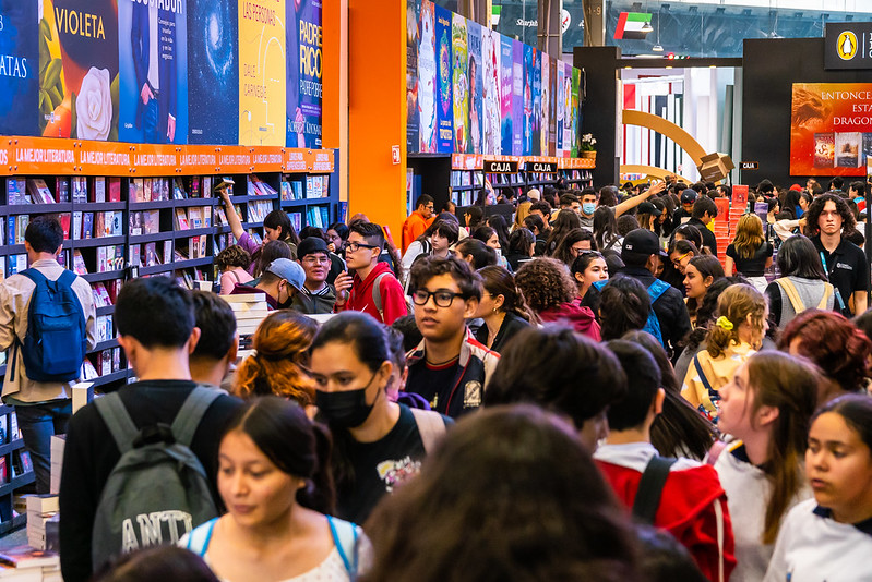 Público na Feira do Livro de Guadalajara (México) em dezembro de 2022 | © Nabil Quintero / FIL Guadalajara Público na Feira do Livro de Guadalajara (México) em dezembro de 2022 | © Nabil Quintero / FIL Guadalajara