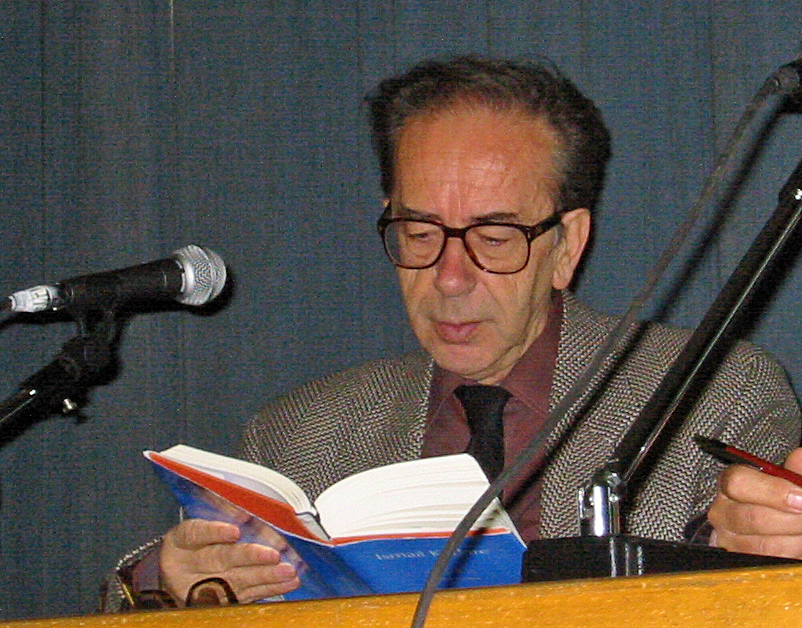 Ismail Kadaré em uma leitura em Munique, na Alemanha, em 2002 | © Lars Haefner / Creative Commons Ismail Kadaré em uma leitura em Munique, na Alemanha, em 2002 | © Lars Haefner / Creative Commons