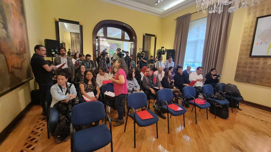 Jornalistas se reúnem na Embaixada da Espanha no México na coletiva de imprensa de apresentação do programa | © FIL Guadalajara Jornalistas se reúnem na Embaixada da Espanha no México na coletiva de imprensa de apresentação do programa | © FIL Guadalajara