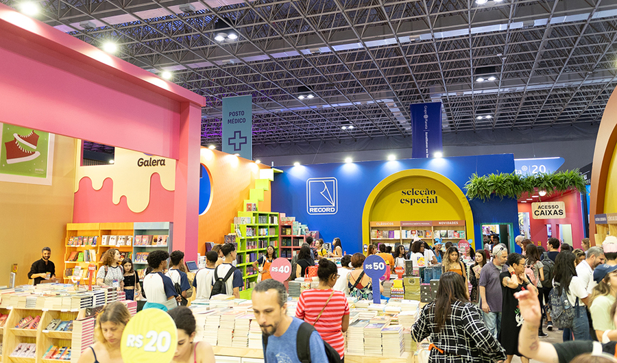 Em 2023, o estande do Grupo Editorial Record recebeu o Prêmio Alfredo Machado, oferecido ao estande mais bonito da Bienal do Livro Rio | © Divulgação