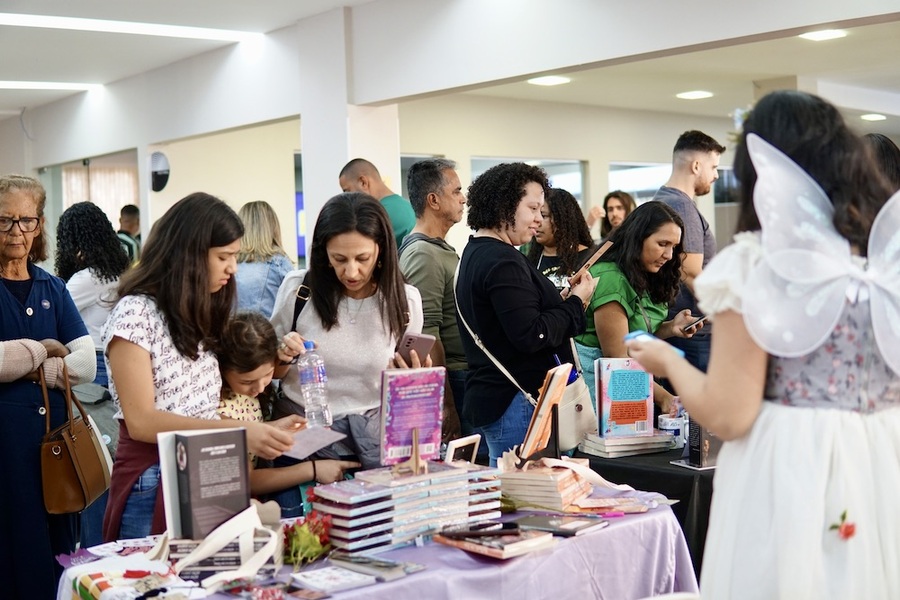 Leitoras olham livros na edição de 2023 da FEFICC, em BH; evento chega a São Paulo | © William Gomes