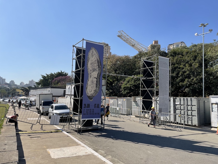 Neste ano, Feira convive com tapumes, guindastes e barulhos das obras ao redor da Praça | © Guilherme Sobota / PublishNews Neste ano, Feira convive com tapumes, guindastes e barulhos das obras ao redor da Praça | © Guilherme Sobota / PublishNews
