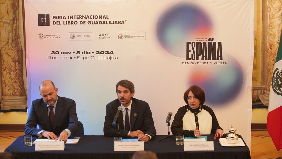 Ricardo Villanueva Lomelí, reitor da Universidad de Gudalajara; Ernest Urtasun, ministro da Cultura da Espanha, e Marisol Schulz Manaut, diretora geral da FIL Guadalajara | © FIL Guadalajara