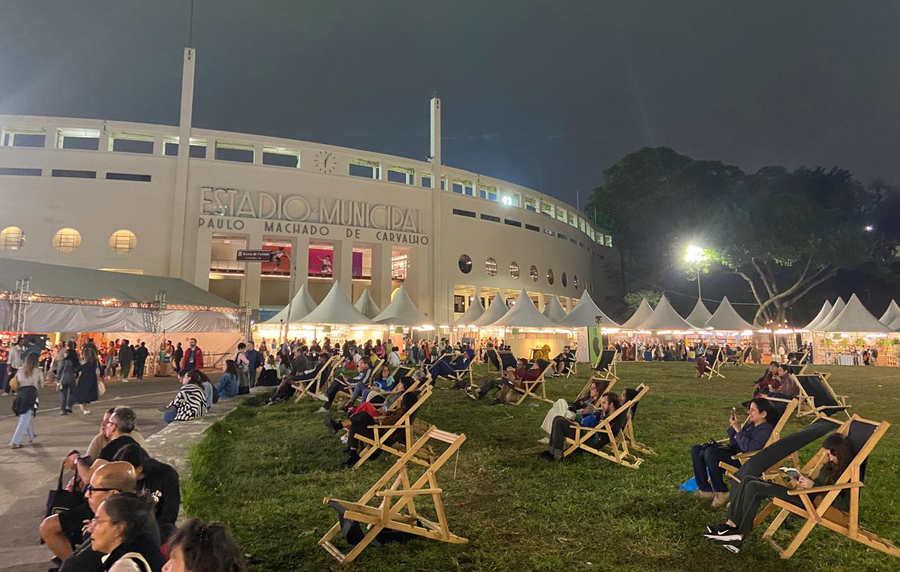 Público teve que driblar o frio do fim de semana na abertura da 3ª edição d'A Feira do Livro | © Talita Facchini / PublishNews
