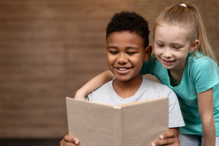 Leitura literária é fundamental na formação das crianças | © Freepik