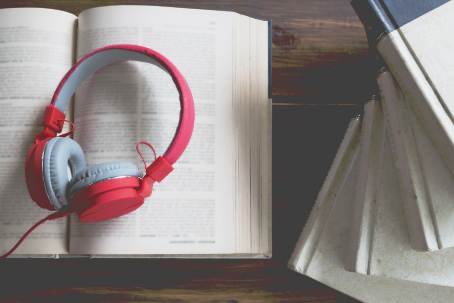 Spotify anuncia parceria com a Ingram para audiolivros | © Freepik 
