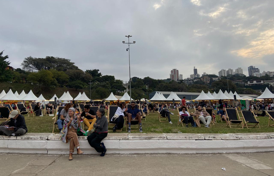 Público teve que driblar o frio do fim de semana na abertura da 3ª edição d'A Feira do Livro | © Talita Facchini / PublishNews Público teve que driblar o frio do fim de semana na abertura da 3ª edição d'A Feira do Livro | © Talita Facchini / PublishNews