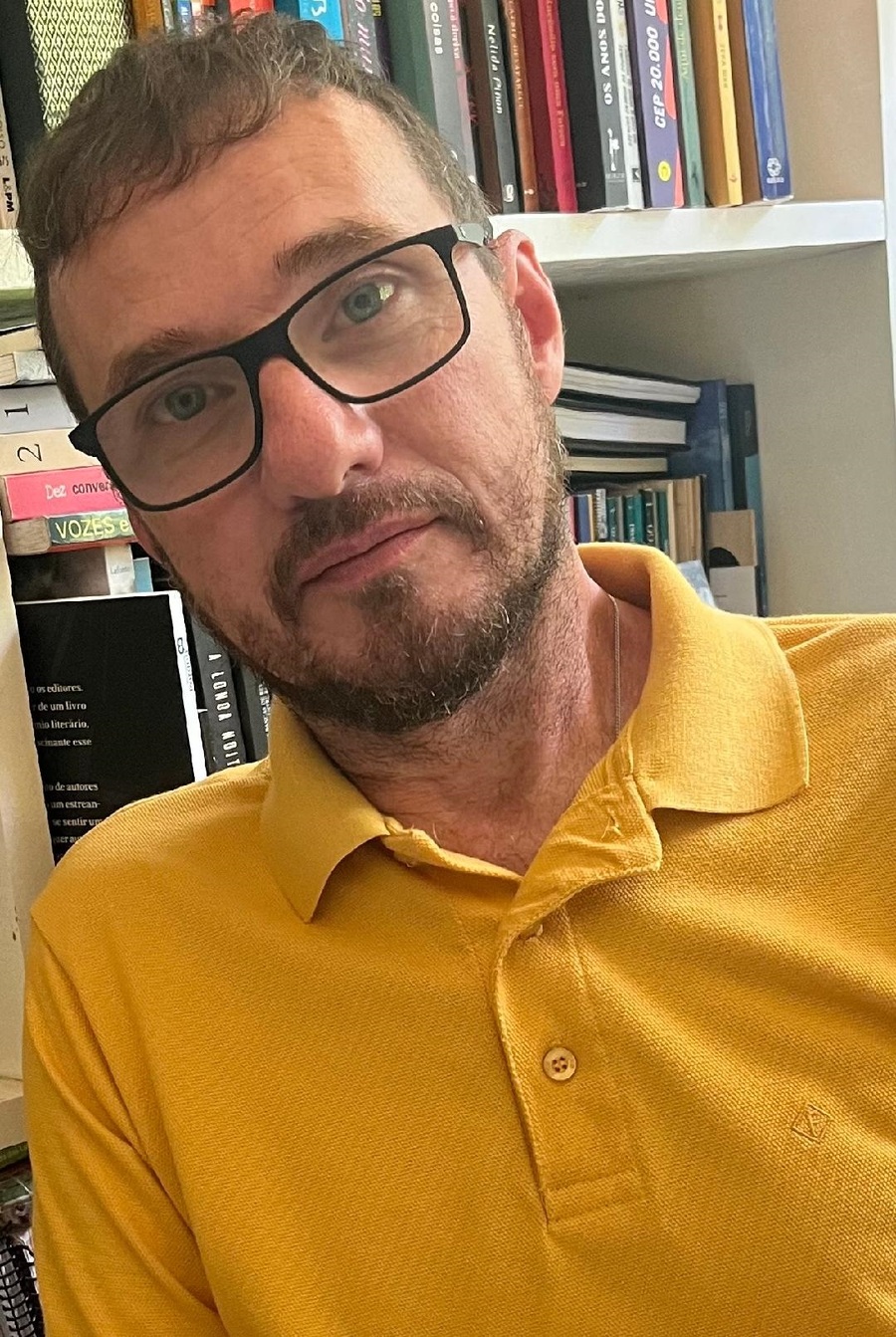 Fabio Santiago, autor de 'Todo verso é vício' | © Divulgação Fabio Santiago, autor de 'Todo verso é vício' | © Divulgação