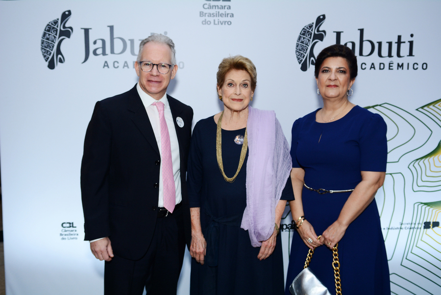 Marcelo Knobel, curador do Jabuti Acadêmico, Silvia Pimentel e Sevani Matos, presidente da CBL | © Maria Comuniqueira Marcelo Knobel, curador do Jabuti Acadêmico, Silvia Pimentel e Sevani Matos, presidente da CBL | © Maria Comuniqueira
