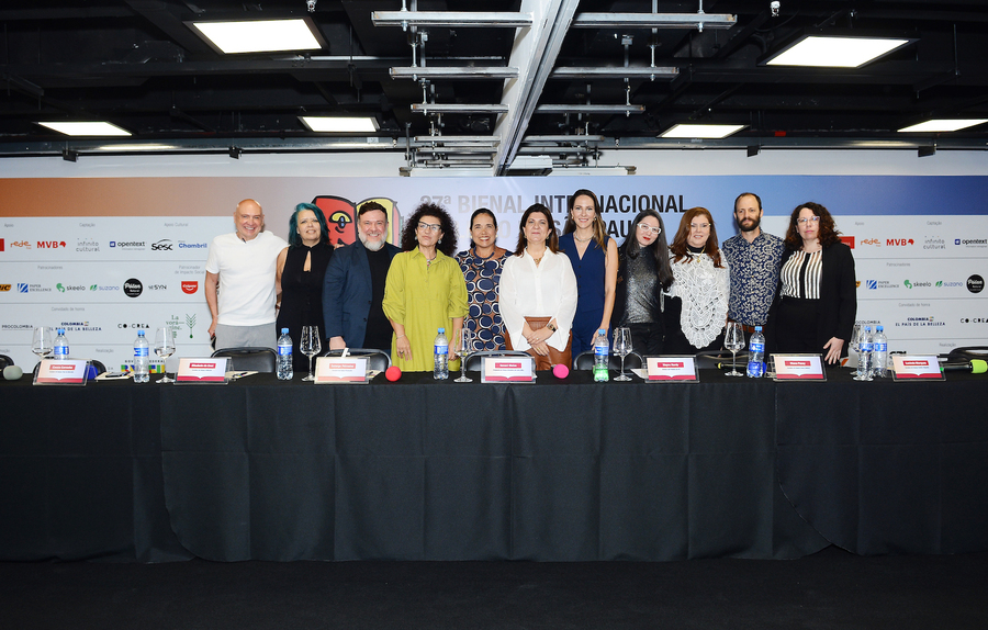 Sevani Matos (CBL), Mayra Nardy (RX) e os curadores da 27ª Bienal Internacional do Livro de São Paulo | © CBL
