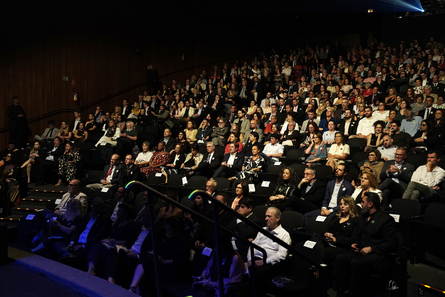 Público na primeira cerimônia do Prêmio Jabuti Acadêmico, no Teatro Sérgio Cardoso | © Maria Comuniqueira Público na primeira cerimônia do Prêmio Jabuti Acadêmico, no Teatro Sérgio Cardoso | © Maria Comuniqueira