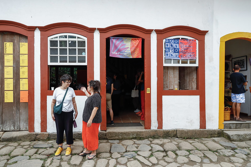 Casas parceiras da Flip podem adquirir selo para vender livros em Paraty | © ©Sara De Santis / Flip Casas parceiras da Flip podem adquirir selo para vender livros em Paraty | © ©Sara De Santis / Flip