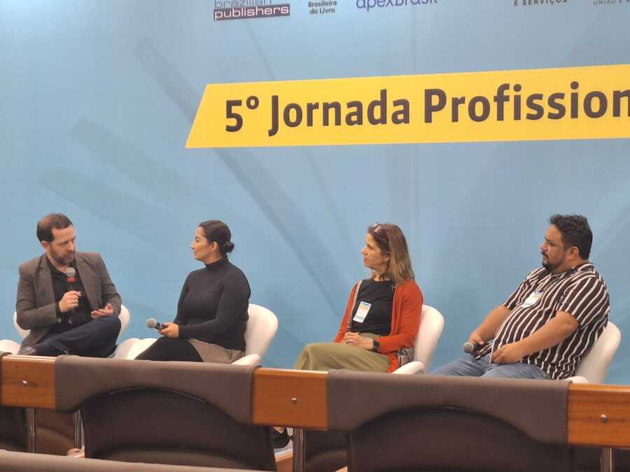 Leonardo Garzaro do Amaral, Alejandra Carolina Ramos Henao, Constanza Recart e Armando Alzamora (esquerda pra direita) | © Beatriz Sardinha Leonardo Garzaro do Amaral, Alejandra Carolina Ramos Henao, Constanza Recart e Armando Alzamora (esquerda pra direita) | © Beatriz Sardinha