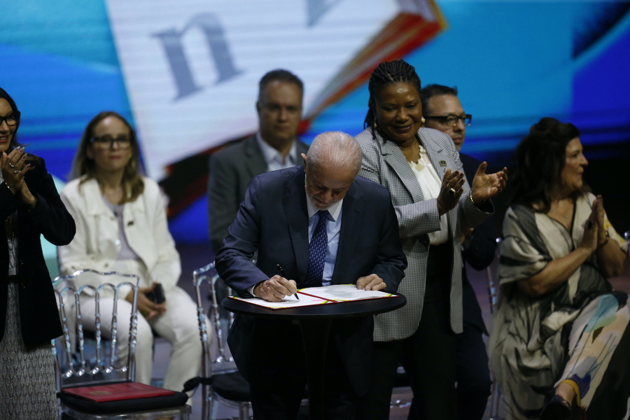 Presidente Lula assina a regulamentação da PNLE na abertura da Bienal | © Paulo Pinto/Agência Brasil