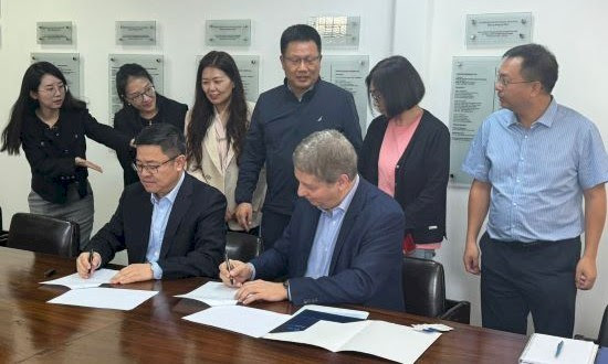 Zheng Haojie, presidente da Editora de Ciências Educacionais, e Jézio Gutierre, diretor-presidente da Fundação Editora da Unesp, assinam acordo | © Rosa Maria Capabianco