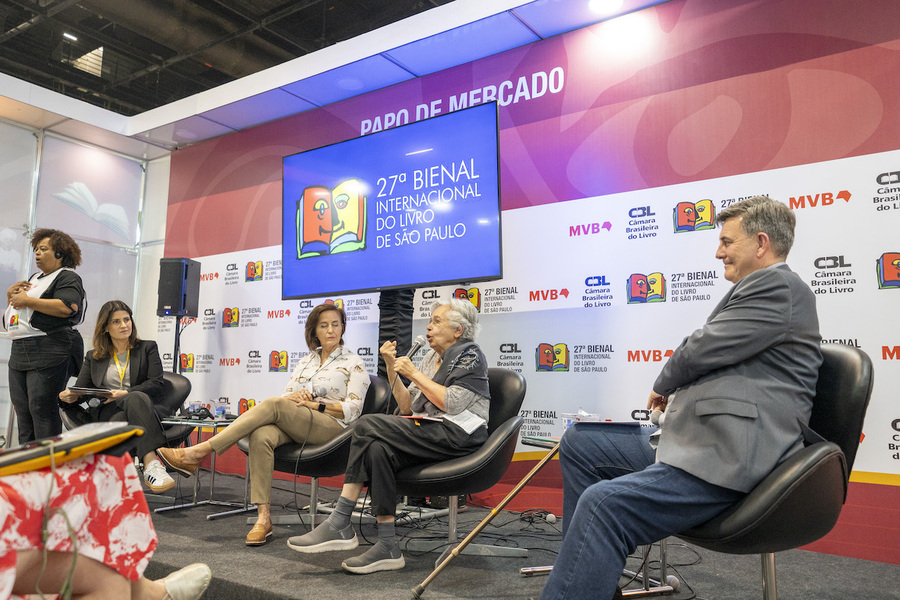 Com o microfone, a especialista em formação de leitores Silvia Castrillón | © Bienal Internacional do Livro de São Paulo Com o microfone, a especialista em formação de leitores Silvia Castrillón | © Bienal Internacional do Livro de São Paulo